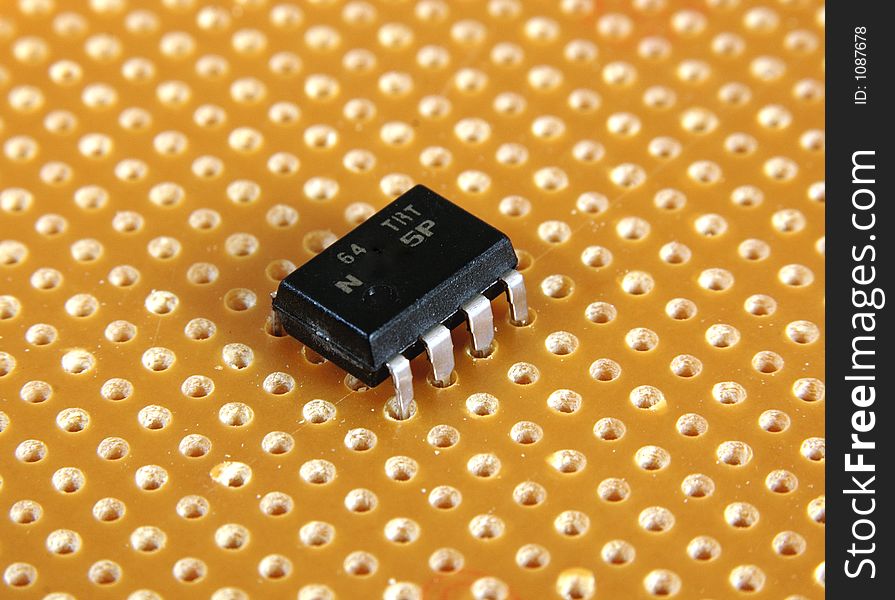 Integrated circuit chip with 8 pins in dual-in-line (DIL) package format.