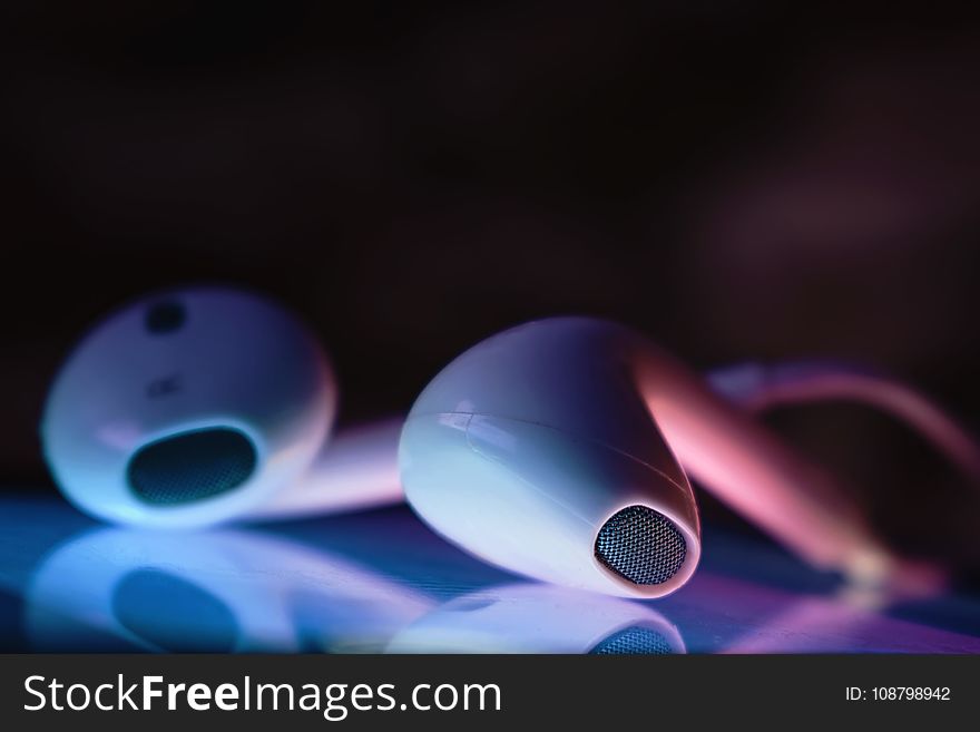 Tilt Shift Photography Of Apple Earpods