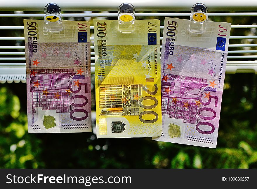 200 Euro Between 500 Euro