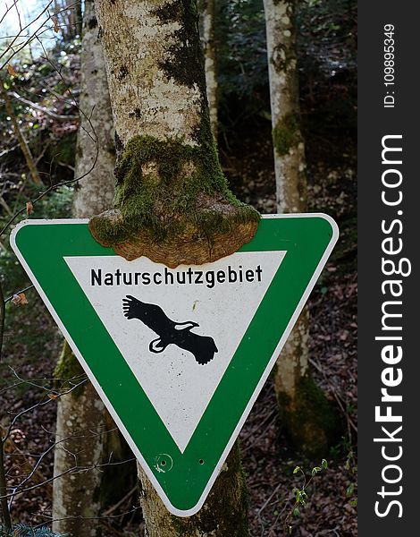 Green And White Naturschutzgebiet Sign