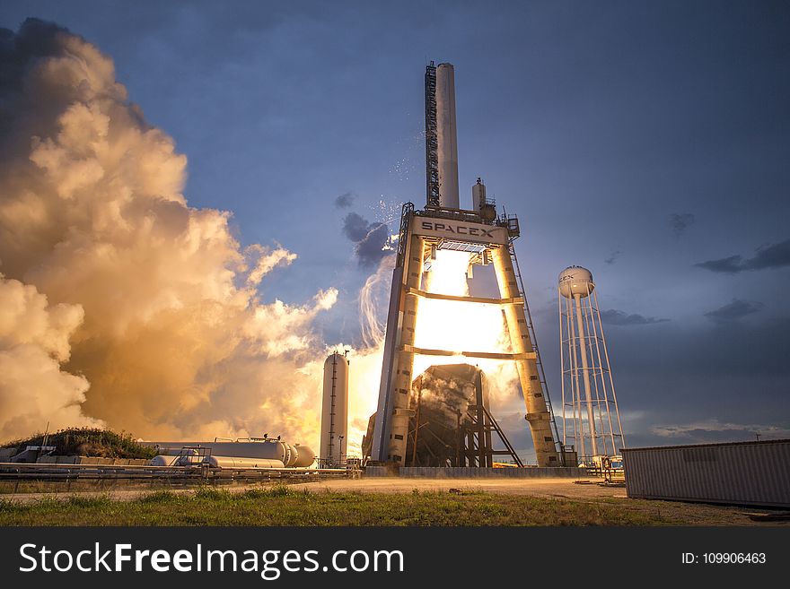 Photo of Gray and White Spacex Space Shuttle