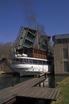 Narrow Escape Royalty Free Stock Image Narrow Escape Royalty Free Stock Image