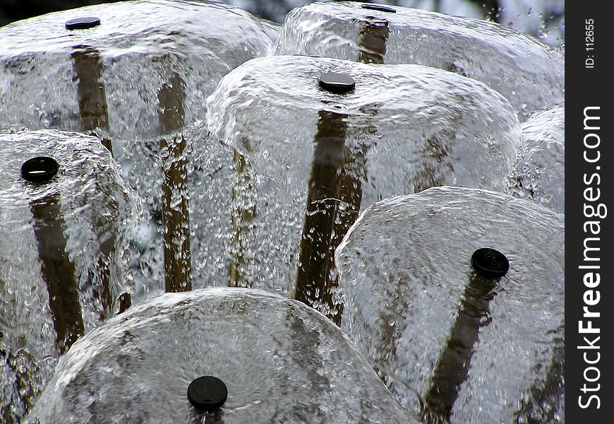 Colorless water fountain