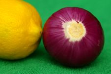 Lemon An Red Onion Zoomed Stock Photography Lemon An Red Onion Zoomed Stock Photography