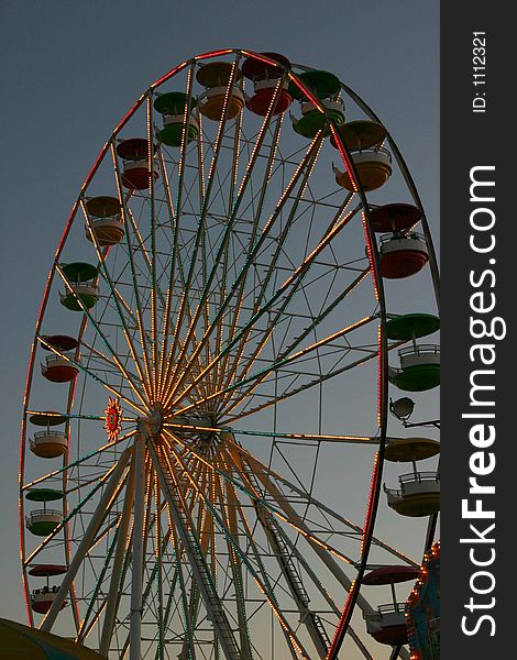 Large ferris wheel at dusk