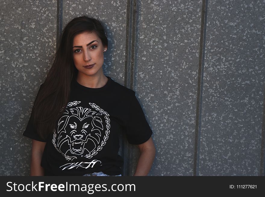 Woman Wearing Tiger Head-printed Crew-neck Shirt