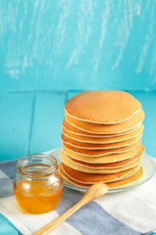 Vertical Photo Of Stack Of Pancake With Honey And Butter Royalty Free Stock Photos