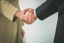 Arab Businessman And Businessman Worker Handshaking Royalty Free Stock Images