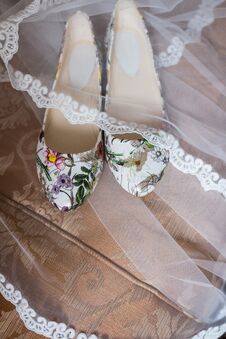 Free Shoes Without Heels With Colorful Flowers Are Covered With A Veil. Wedding Royalty Free Stock Images - 111759569