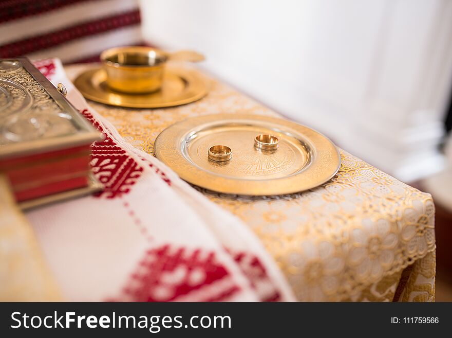 Wedding rings on a wedding ceremony in the church, wedding ceremony, glans.