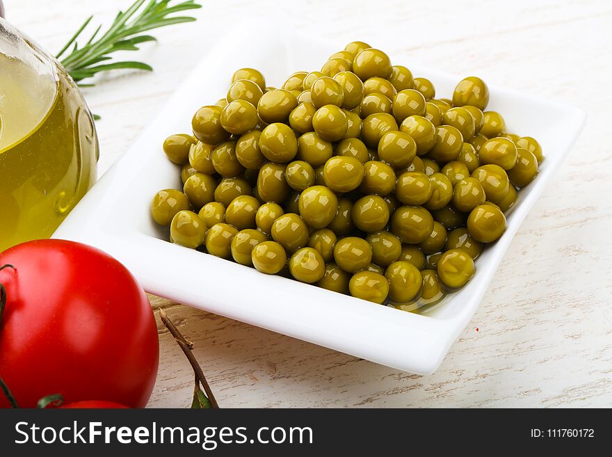 Green canned peas in the bowl - ready for eat