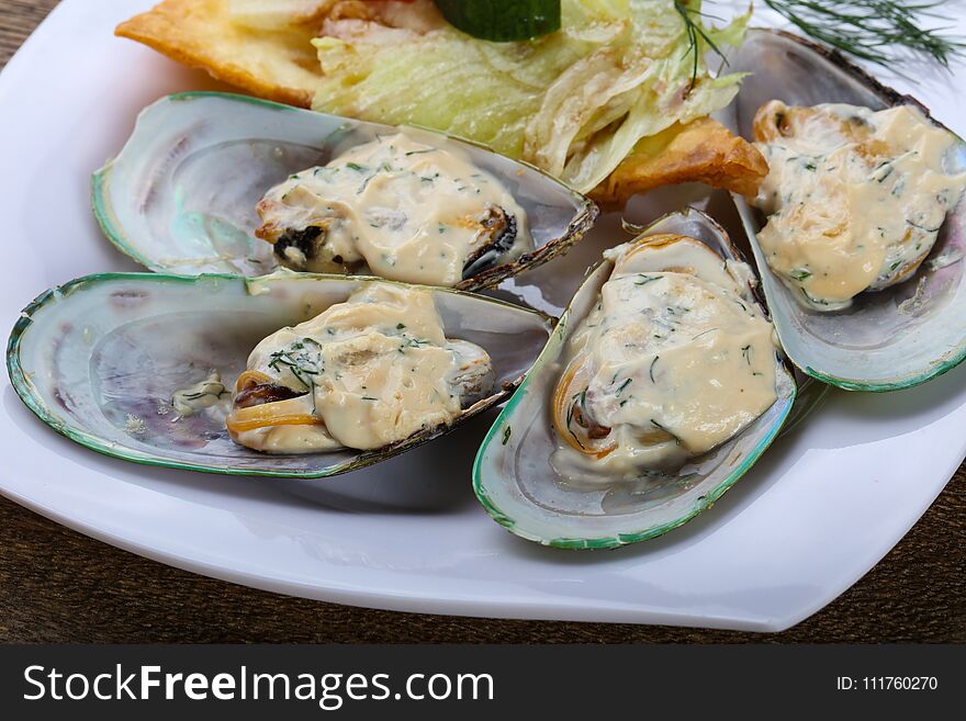 Baked mussels in cream sauce with rosemary