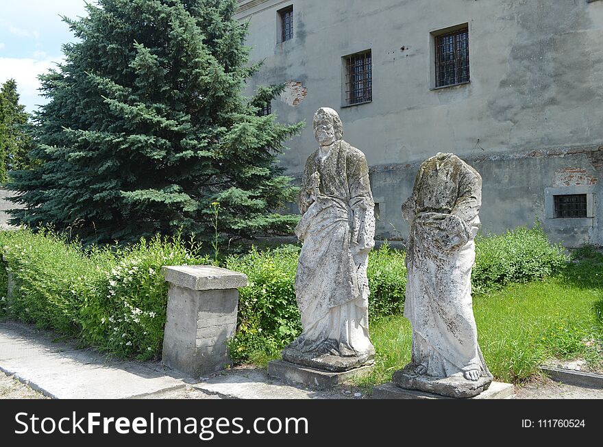 Two sculptures are located near the castle