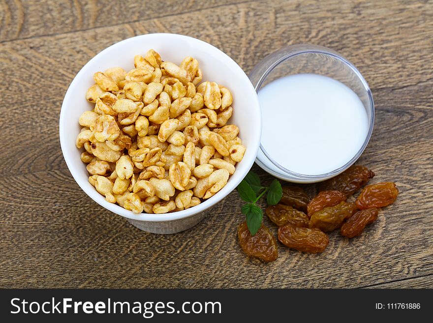 Rise flakes with milk, raisin and mint leaves