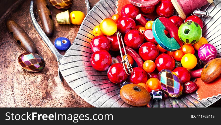 Making bijouterie of colored beads