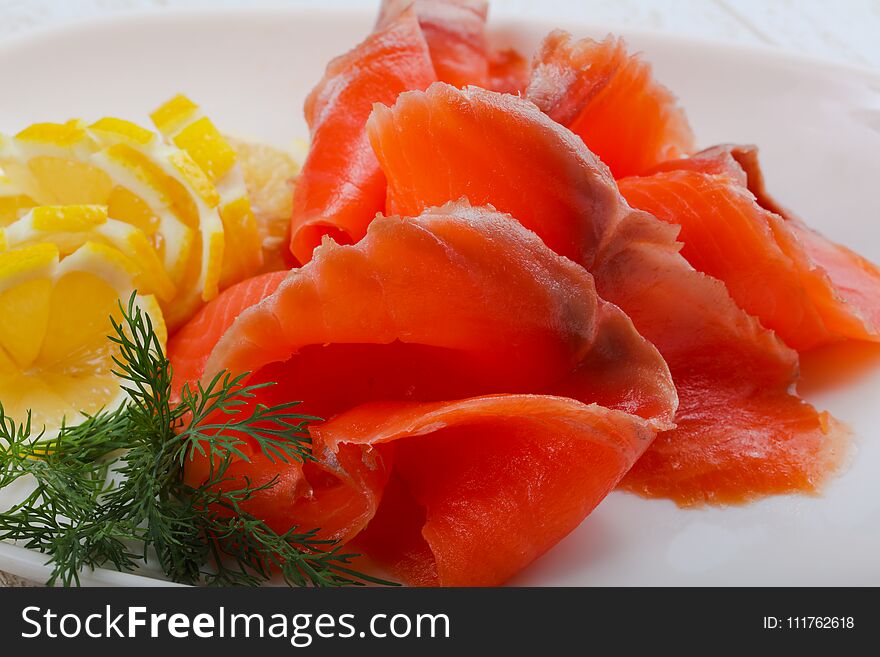 Sliced salmon with lemon and dill