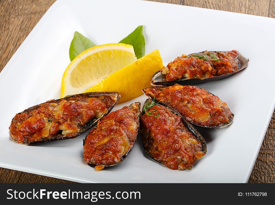 Baked mussels with laurel leaves and lemon
