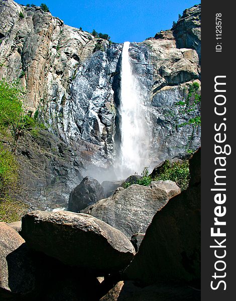 Bridal Veil tumbles 620' from the top, and one of the few falls in Yosemite to run all year. As you stand at the bottom and look up, the mist created at the top has a wonderful, veil-like quality to it during most of the year. However, it the spring, it thunders with run-off. Bridal Veil tumbles 620' from the top, and one of the few falls in Yosemite to run all year. As you stand at the bottom and look up, the mist created at the top has a wonderful, veil-like quality to it during most of the year. However, it the spring, it thunders with run-off.