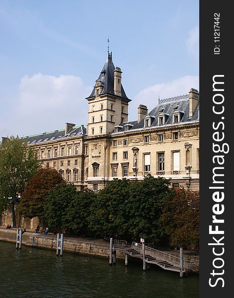 Building at la seine shore , Paris