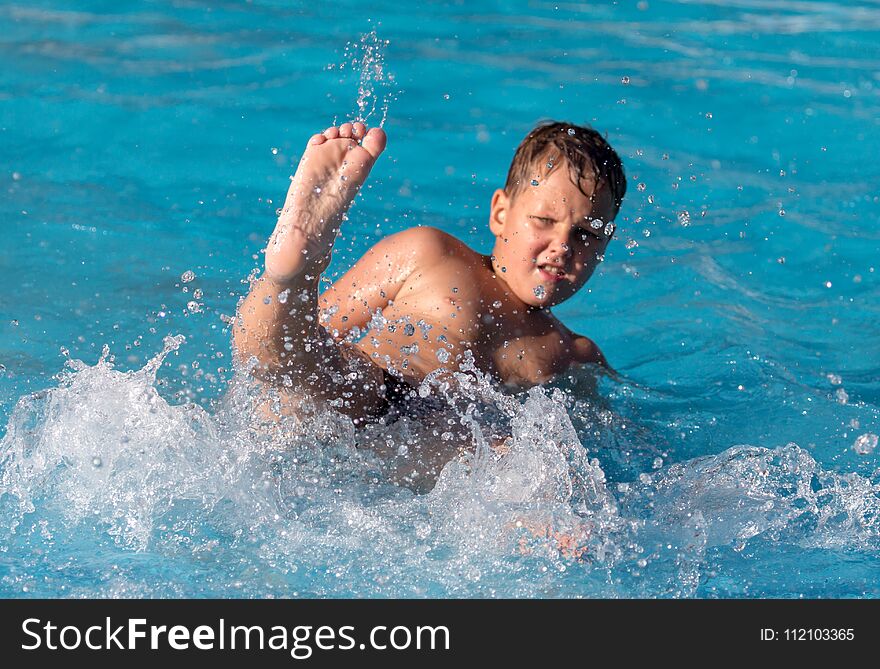 Boy swims with a splash in the water park