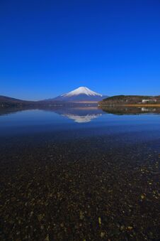 Mt. Fuji Of Transparent Water With Blue Sky From Lake Yamanakako Japan Royalty Free Stock Image Mt. Fuji Of Transparent Water With Blue Sky From Lake Yamanakako Japan Royalty Free Stock Image
