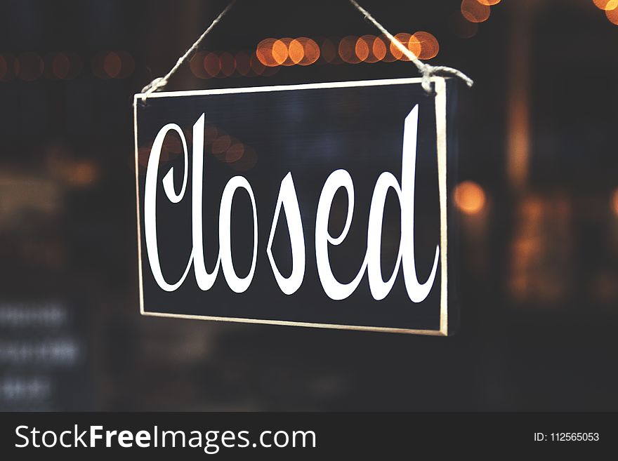 Selective Focus Photography of Closed Signage