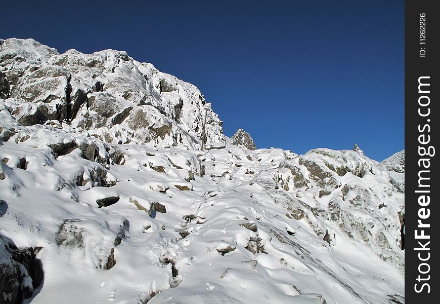 Fresh snow on the trail to Tierbergli-HÃ¼tte. Fresh snow on the trail to Tierbergli-HÃ¼tte