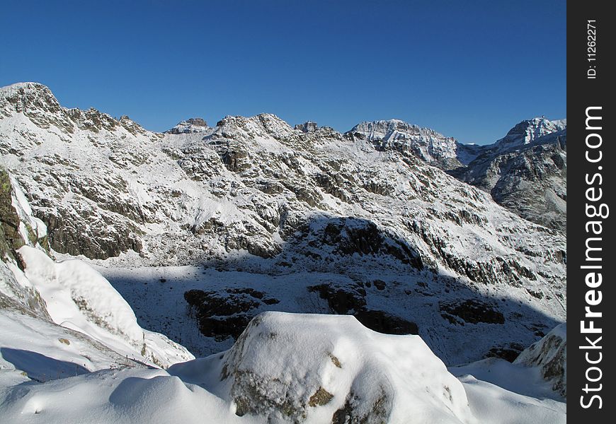 Fresh snow on the trail to Tierbergli-HÃ¼tte. Fresh snow on the trail to Tierbergli-HÃ¼tte