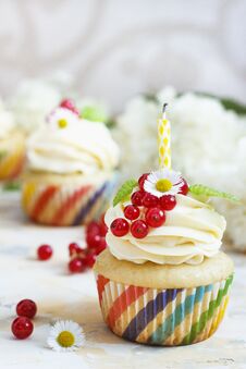 Gentle Cupcake With Cream And Berries Nd A Candle A Light Background Stock Photography