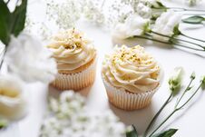Cupcakes And Flowers Royalty Free Stock Image Cupcakes And Flowers Royalty Free Stock Image