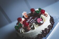 Chocolate And Vanilla Cake With Topping On Table,Close Up Royalty Free Stock Photos