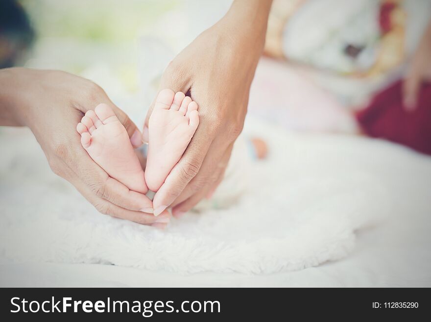 Newbron Baby feet in the mother hands.