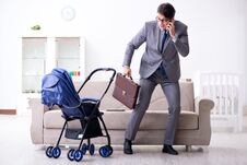 Free The Businessman Looking After Newborn Baby At Home And Teleworking Stock Photo - 112853940