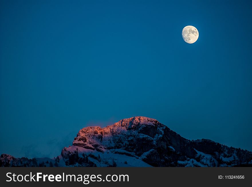 Sky, Moon, Atmosphere, Daytime