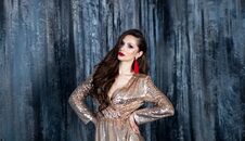 Model Girl In A Golden Dress With A Fashionable Hairstyle . Portrait Of A Young Woman Whith Bright Smokey Eyes Make Up, Red Full L Royalty Free Stock Images