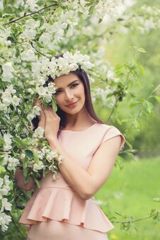 Beautiful Brunette Fashion Model Woman With Flowers Royalty Free Stock Photo