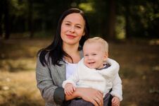 Smiling Brunette Mother With A Cute Little Daughter Royalty Free Stock Photos