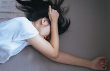 Asian Woman Have A Headache On Bed After Wake Up In The Morning Stock Images