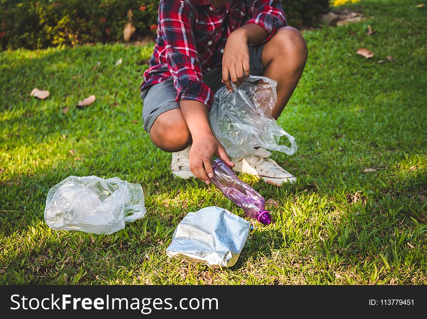 Child volunteer help garbage collection charity.