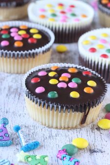 Cupcakes With Sugar Coated Chocolate Royalty Free Stock Photos