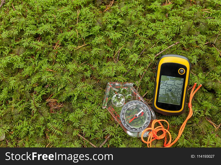 Finding the right position in the forest with a compass and GPS