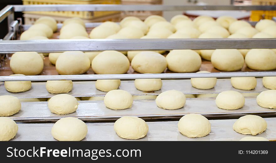 Preparation of donuts. Roasting in boiling oil. Cookng, fried.