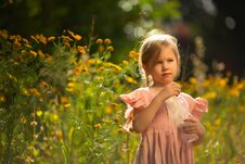 Free Toddler Girl Holding Bottle Of Water Royalty Free Stock Photo - 114256415