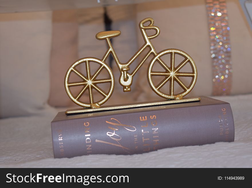Brass-colored Bike Table Decor