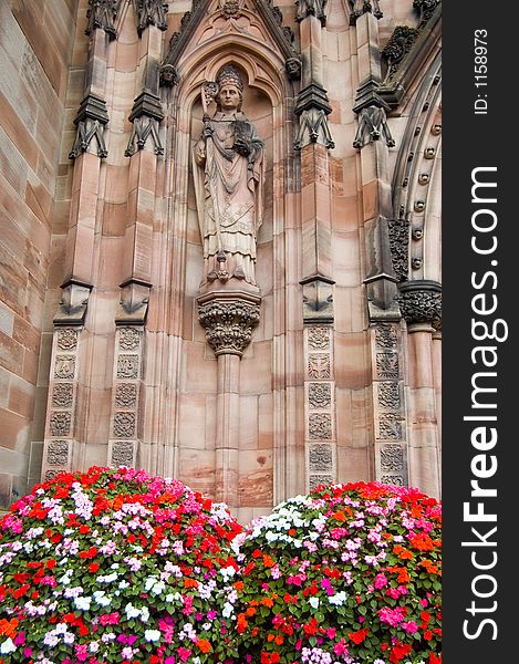 Stone carving and flowers of the cathedral,
hereford,
herefordshire,
united kingdom.