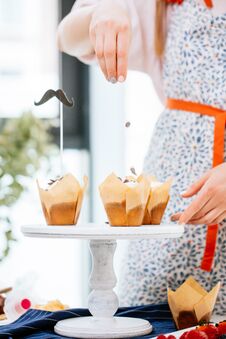 Close Up Of Pastry Woman Hand Decorating Cupcakes Of Chocolate Sprinkles In Kitchen Royalty Free Stock Photography Close Up Of Pastry Woman Hand Decorating Cupcakes Of Chocolate Sprinkles In Kitchen Royalty Free Stock Photography