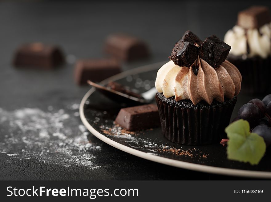 Shallow Focus Photography of Chocolate Cupcakes