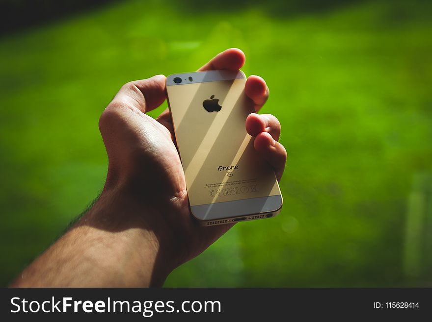 Person Holding Silver Iphone 5s