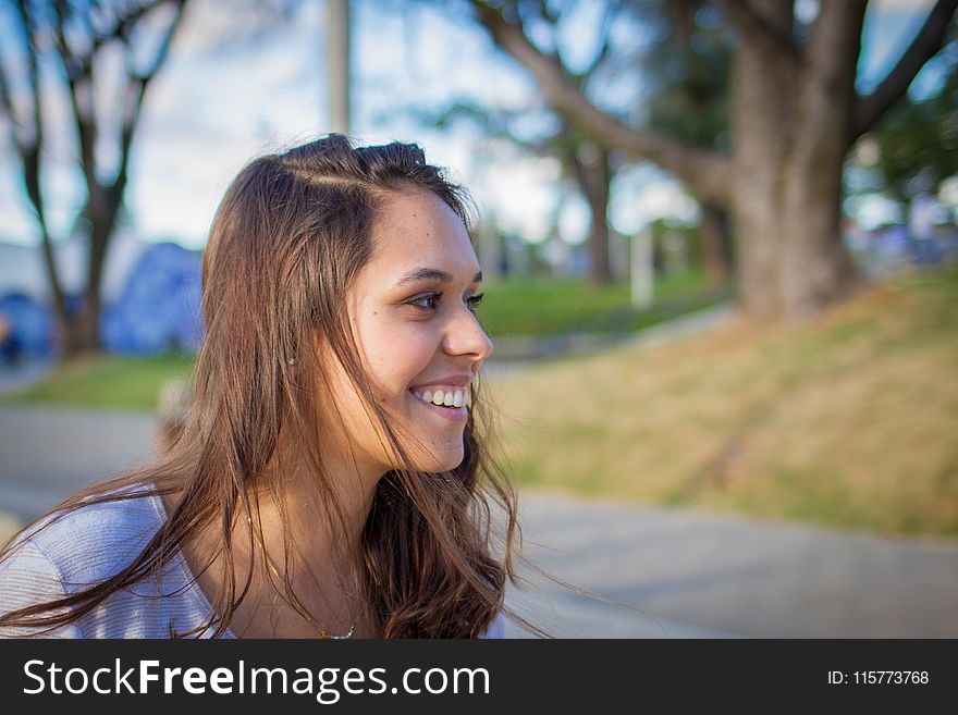 Close-up Photography Of Woman Wearing Gray Scoop-neck T-shirt