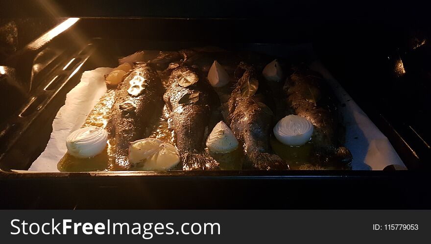 Image of Fishes at oven tray with onion